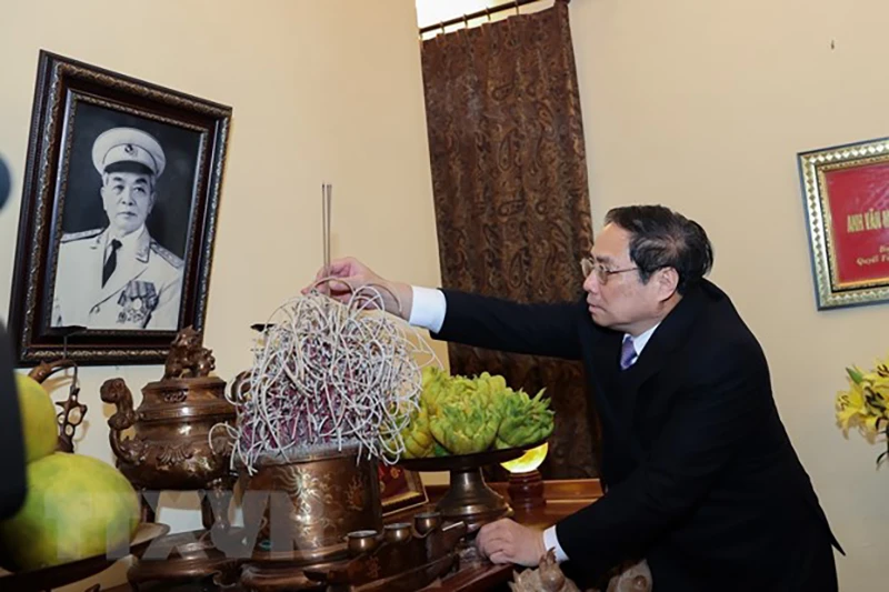 Thủ tướng Phạm Minh Chính dâng hương tưởng nhớ Đại tướng Võ Nguyên Giáp. Ảnh: TTXVN Thủ tướng Phạm Minh Chính dâng hương tưởng nhớ Đại tướng Võ Nguyên Giáp. Ảnh: TTXVN