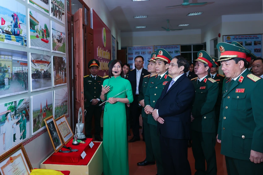 Thủ tướng thăm phòng truyền thống của Binh chủng Tăng thiết giáp. Ảnh: VGP
