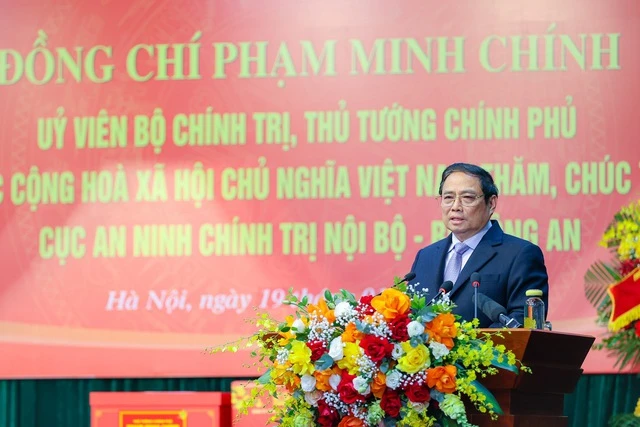 Thủ tướng đề nghị các lực lượng luôn nêu cao tinh thần cảnh giác, sẵn sàng phương án để xử lý các tình huống phức tạp xảy ra, không để bị động, bất ngờ... Ảnh: VGP