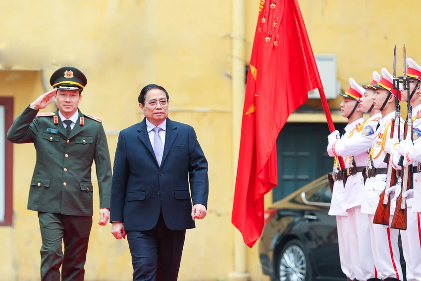 Thủ tướng Phạm Minh Chính đến thăm, kiểm tra công tác ứng trực sẵn sàng chiến đấu của cán bộ, chiến sĩ Cục An ninh Chính trị nội bộ. Ảnh: VGP