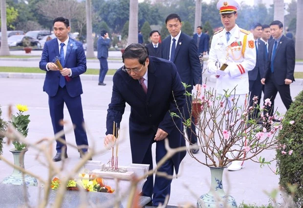 Thủ tướng Phạm Minh Chính dâng hương tưởng nhớ các vị tiền bối cách mạng và các Anh hùng liệt sỹ. Ảnh: TTXVN