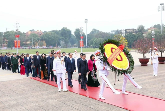 Đoàn đại biểu Thành ủy, HĐND, UBND, Ủy ban MTTQ Việt Nam TP Hà Nội đến đặt vòng hoa và vào Lăng viếng Chủ tịch Hồ Chí Minh. Ảnh: TTXVN