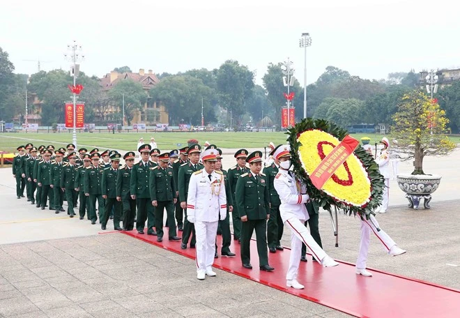 Đoàn đại biểu Quân ủy Trung ương-Bộ Quốc phòng đến đặt vòng hoa và vào Lăng viếng Chủ tịch Hồ Chí Minh. Ảnh: TTXVN