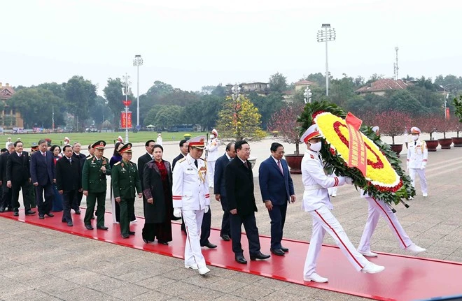 Các lãnh đạo, nguyên lãnh đạo Đảng, Nhà nước, MTTQ Việt Nam vào Lăng viếng Chủ tịch Hồ Chí Minh. Ảnh: TTXVN