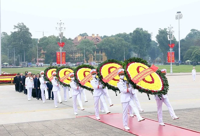 Các lãnh đạo, nguyên lãnh đạo Đảng, Nhà nước và Mặt trận Tổ quốc Việt Nam vào Lăng viếng Chủ tịch Hồ Chí Minh. Ảnh: TTXVN