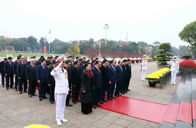 Các lãnh đạo, nguyên lãnh đạo Đảng, Nhà nước và Mặt trận Tổ quốc Việt Nam vào Lăng viếng Chủ tịch Hồ Chí Minh. Ảnh: TTXVN