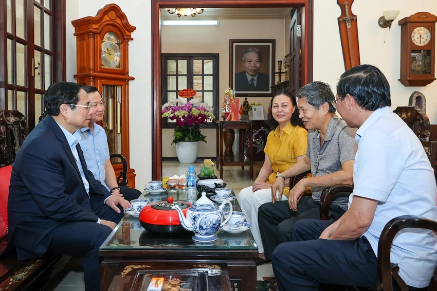 Trò chuyện với thân nhân cố Chủ tịch Hội đồng Bộ trưởng Phạm Hùng, Thủ tướng Phạm Minh Chính gửi tới các thành viên trong gia đình ông Phạm Hùng lời chúc mừng năm mới sức khỏe, an khang, thịnh vượng. Ảnh: VGP Trò chuyện với thân nhân cố Chủ tịch Hội đồng Bộ trưởng Phạm Hùng, Thủ tướng Phạm Minh Chính gửi tới các thành viên trong gia đình ông Phạm Hùng lời chúc mừng năm mới sức khỏe, an khang, thịnh vượng. Ảnh: VGP