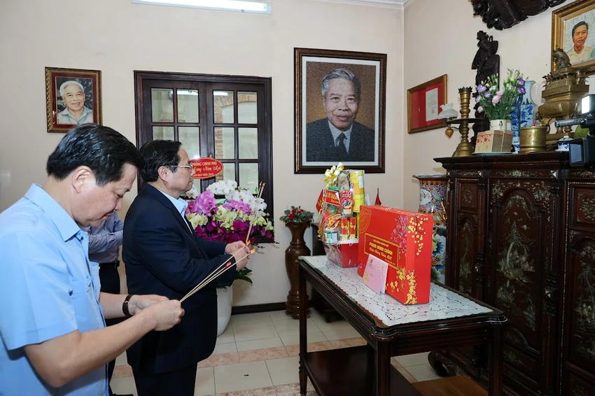 Thủ tướng Phạm Minh Chính và Phó Thủ tướng Lê Minh Khái dâng hương tưởng nhớ cố Chủ tịch Hội đồng Bộ trưởng Phạm Hùng. Ảnh: VGP Thủ tướng Phạm Minh Chính và Phó Thủ tướng Lê Minh Khái dâng hương tưởng nhớ cố Chủ tịch Hội đồng Bộ trưởng Phạm Hùng. Ảnh: VGP