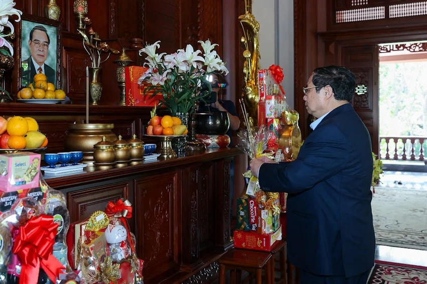 Thủ tướng dâng hương tưởng nhớ cố Thủ tướng Phan Văn Khải. Ảnh: VGP Thủ tướng dâng hương tưởng nhớ cố Thủ tướng Phan Văn Khải. Ảnh: VGP