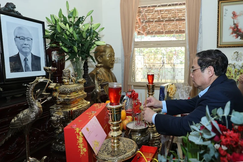 Thủ tướng dâng hương tướng nhớ cố Thủ tướng Võ Văn Kiệt. Ảnh: VGP Thủ tướng dâng hương tướng nhớ cố Thủ tướng Võ Văn Kiệt. Ảnh: VGP