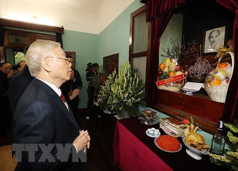 Tổng Bí thư Nguyễn Phú Trọng dâng hương tưởng niệm Chủ tịch Hồ Chí Minh. Ảnh: TTXVN Tổng Bí thư Nguyễn Phú Trọng dâng hương tưởng niệm Chủ tịch Hồ Chí Minh. Ảnh: TTXVN