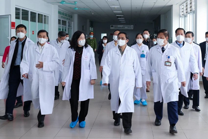 Thủ tướng Phạm Minh Chính thăm, chúc Tết cán bộ, y bác sĩ, nhân viên y tế, người bệnh đang điều trị tại Bệnh viện Bệnh nhiệt đới Trung ương. Ảnh: VGP Thủ tướng Phạm Minh Chính thăm, chúc Tết cán bộ, y bác sĩ, nhân viên y tế, người bệnh đang điều trị tại Bệnh viện Bệnh nhiệt đới Trung ương. Ảnh: VGP