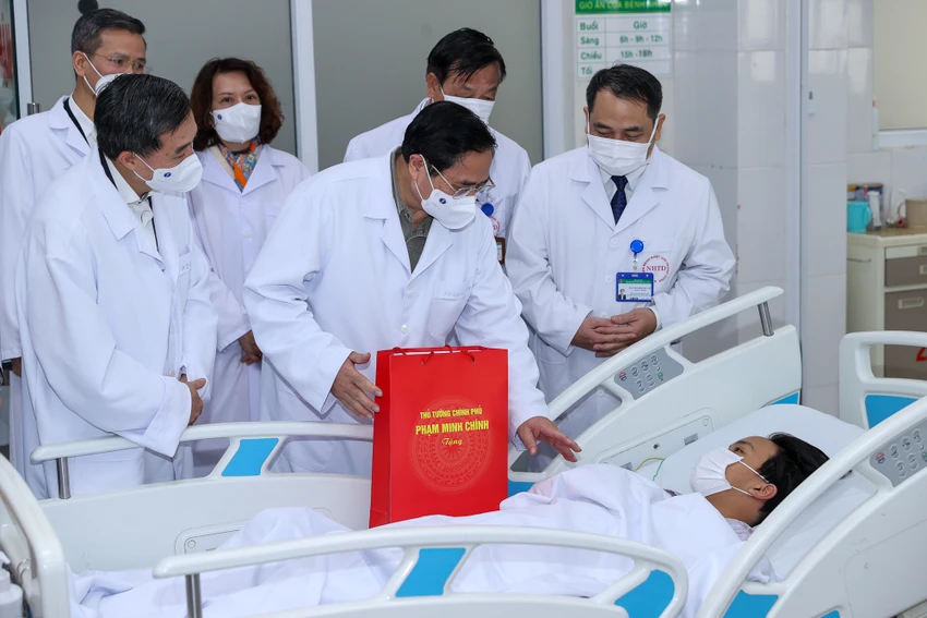 Thủ tướng thăm hỏi, chúc Tết người bệnh tại Bệnh viện Bệnh Nhiệt đới Trung ương. Ảnh: VGP Thủ tướng thăm hỏi, chúc Tết người bệnh tại Bệnh viện Bệnh Nhiệt đới Trung ương. Ảnh: VGP