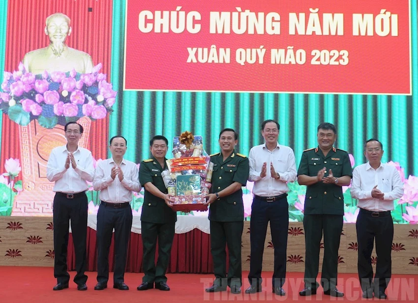 Phó Bí thư Thành ủy TPHCM Nguyễn Văn Hiếu chúc Tết Trung đoàn Gia Định. Ảnh: Web Thanhuytphcm