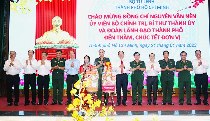 Bí thư Thành ủy Nguyễn Văn Nên cùng Ban Thường vụ Thành ủy đến thăm, chúc Tết và trao quà lưu niệm cho cán bộ, chiến sĩ Bộ Tư lệnh TP. Ảnh: Web Thanhuytphcm