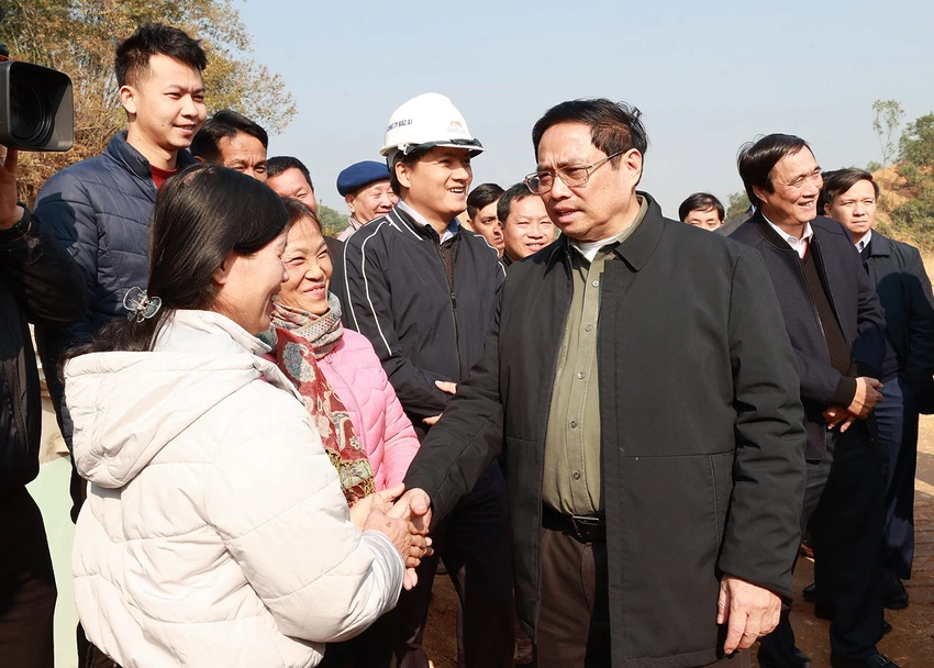 Thủ tướng cảm ơn và bày tỏ vui mừng khi bà con sẵn sàng nhường mặt bằng vì lợi ích của đất nước. Ảnh: VGP Thủ tướng cảm ơn và bày tỏ vui mừng khi bà con sẵn sàng nhường mặt bằng vì lợi ích của đất nước. Ảnh: VGP