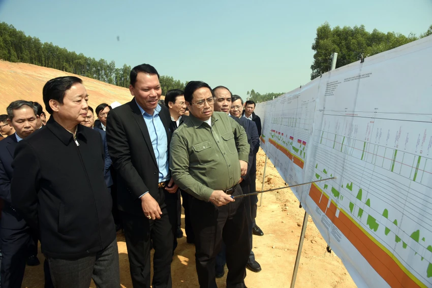 Thủ tướng Phạm Minh Chính đi kiểm tra, đôn đốc dự án cao tốc Tuyên Quang-Phú Thọ. Ảnh: VGP Thủ tướng Phạm Minh Chính đi kiểm tra, đôn đốc dự án cao tốc Tuyên Quang-Phú Thọ. Ảnh: VGP