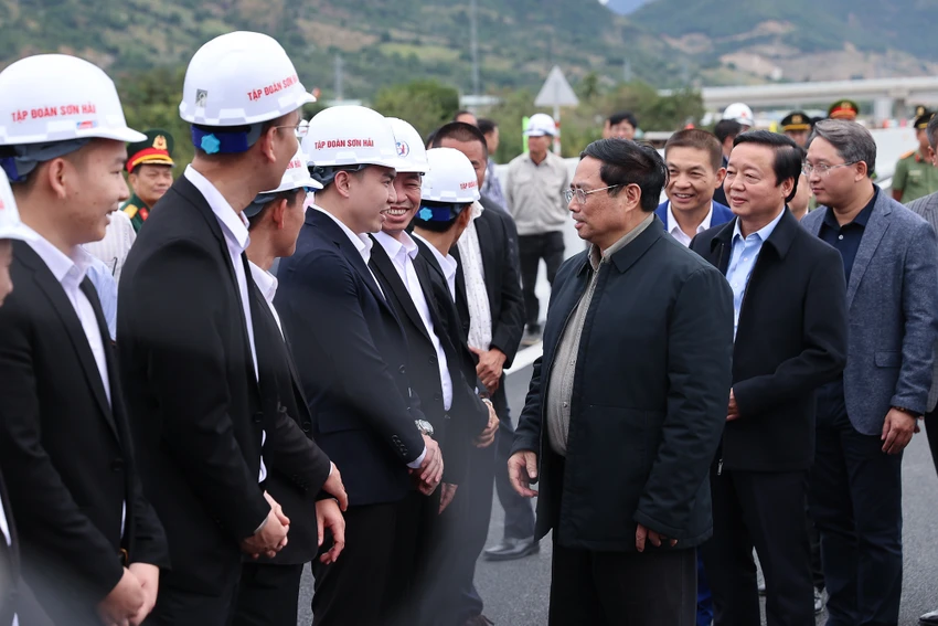 Đại diện Tập đoàn Sơn Hải cho biết được sự đồng ý của Thủ tướng trong chuyến công tác năm ngoái, doanh nghiệp đã áp dụng công nghệ mới thi công dải phân cách, tiết kiệm hơn, an toàn hơn. Ảnh: VGP Đại diện Tập đoàn Sơn Hải cho biết được sự đồng ý của Thủ tướng trong chuyến công tác năm ngoái, doanh nghiệp đã áp dụng công nghệ mới thi công dải phân cách, tiết kiệm hơn, an toàn hơn. Ảnh: VGP