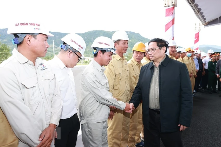 Thủ tướng thăm, chúc Tết các kỹ sư, công nhân đang thi công dự án cao tốc Nha Trang - Cam Lâm. Ảnh: TTXVN Thủ tướng thăm, chúc Tết các kỹ sư, công nhân đang thi công dự án cao tốc Nha Trang - Cam Lâm. Ảnh: TTXVN