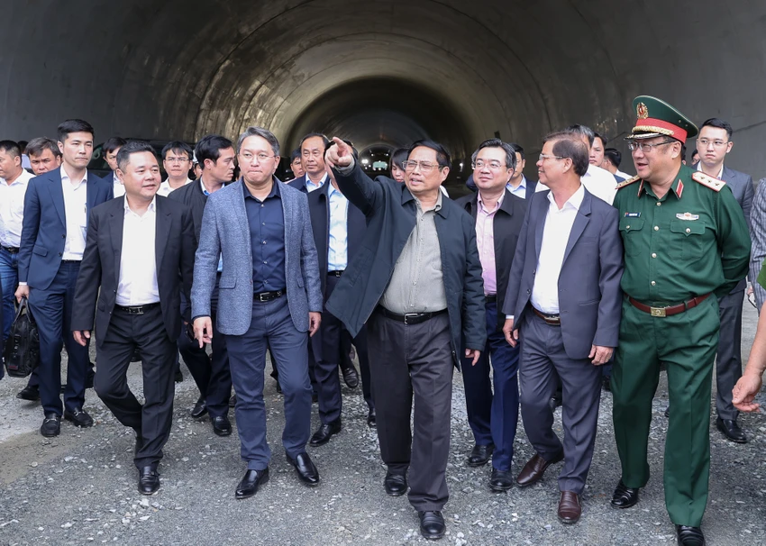 Thủ tướng Phạm Minh Chính thăm, chúc Tết công nhân thi công hầm Dốc Sạn. Ảnh VGP Thủ tướng Phạm Minh Chính thăm, chúc Tết công nhân thi công hầm Dốc Sạn. Ảnh VGP