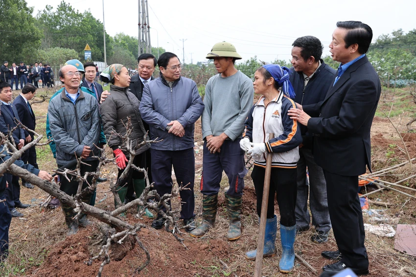 Trò chuyện với người dân vùng dự án. Ảnh: VGP
