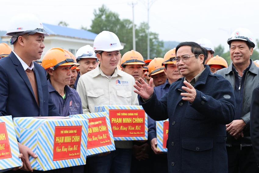Thủ tướng đánh giá hầm Thung Thi là hạng mục khó nhất trên tuyến, song đã hoàn thành vượt tiến độ 3 tháng, cho thấy năng lực và uy tín của nhà thầu. Ảnh: VGP