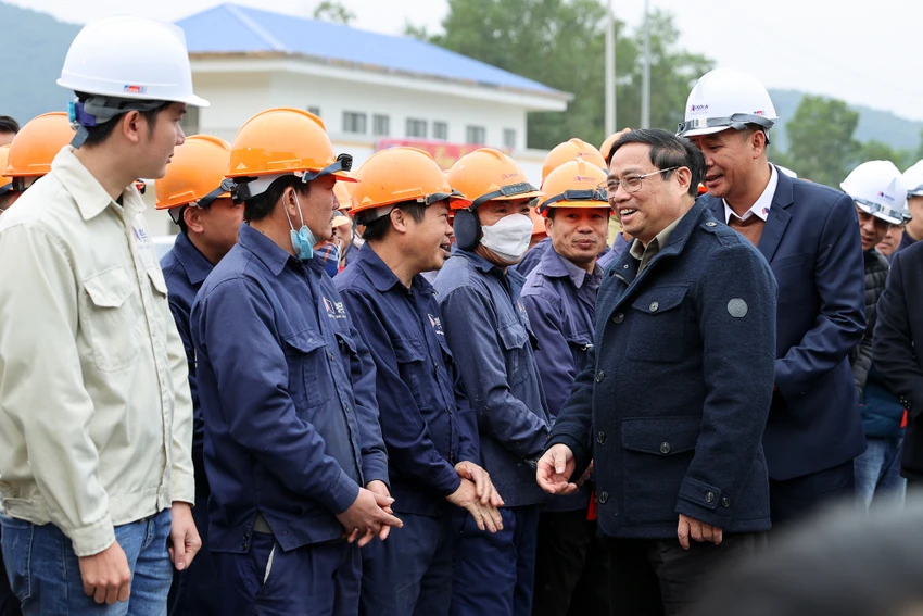 Thủ tướng thăm hỏi, chúc mừng năm mới cán bộ, công nhân viên dự án. Ảnh: VGP