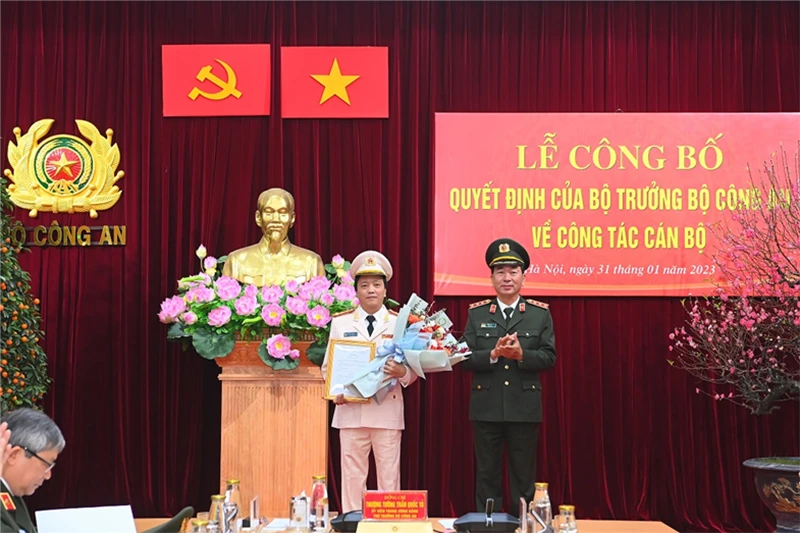 Thượng tướng Trần Quốc Tỏ, Thứ trưởng Bộ Công an trao quyết định cho Đại tá Đặng Hồng Đức. Ảnh: BCA Thượng tướng Trần Quốc Tỏ, Thứ trưởng Bộ Công an trao quyết định cho Đại tá Đặng Hồng Đức. Ảnh: BCA