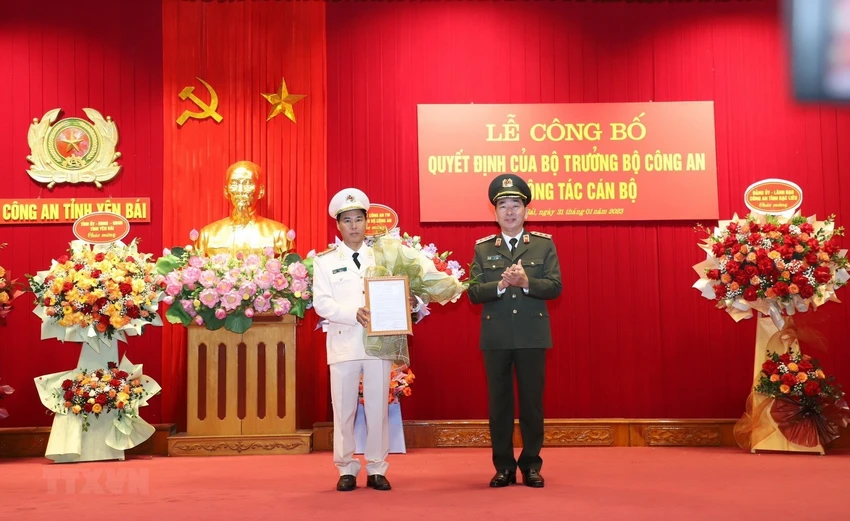 Thượng tướng Trần Quốc Tỏ, Thứ trưởng Bộ Công an, trao quyết định và tặng hoa chúc mừng Đại tá Lê Việt Thắng được bổ nhiệm làm Giám đốc Công an tỉnh Yên Bái. Ảnh: TTXVN Thượng tướng Trần Quốc Tỏ, Thứ trưởng Bộ Công an, trao quyết định và tặng hoa chúc mừng Đại tá Lê Việt Thắng được bổ nhiệm làm Giám đốc Công an tỉnh Yên Bái. Ảnh: TTXVN