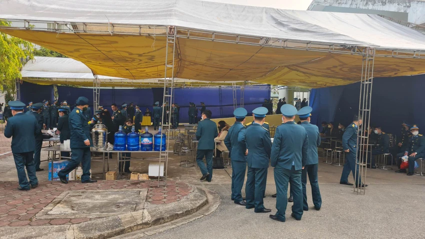 Đồng đội đang cùng gia đình lo tang lễ cho phi công Trần Ngọc Duy. Ảnh: VT Đồng đội đang cùng gia đình lo tang lễ cho phi công Trần Ngọc Duy. Ảnh: VT