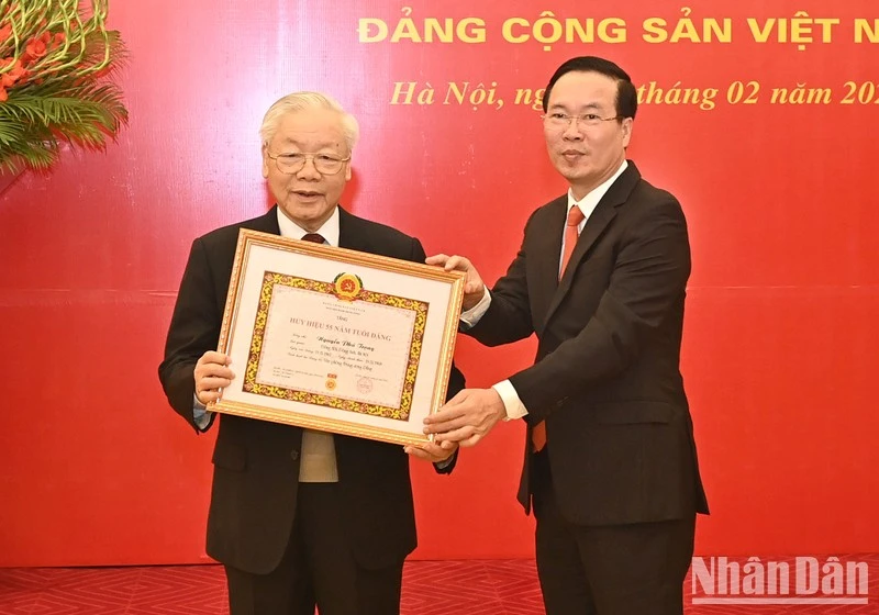 Ủy viên Bộ Chính trị, Thường trực Ban Bí thư Võ Văn Thưởng trao Huy hiệu 55 năm tuổi Đảng tặng Tổng Bí thư Nguyễn Phú Trọng. Ảnh: Báo Nhân dân