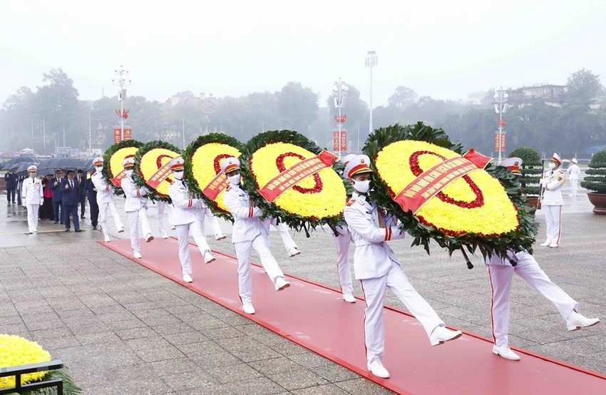 Đoàn đại biểu lãnh đạo Đảng và Nhà nước đặt vòng hoa viếng Chủ tịch Hồ Chí Minh. Ảnh: TTXVN