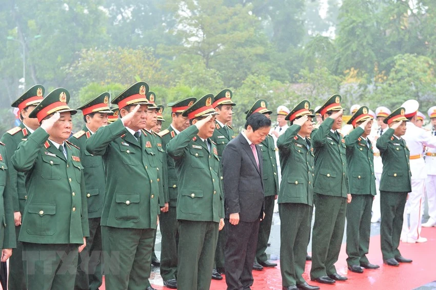 Đoàn đại biểu Quân uỷ Trung ương, Bộ Quốc phòng tưởng niệm các Anh hùng, liệt sĩ. Ảnh: TTXVN