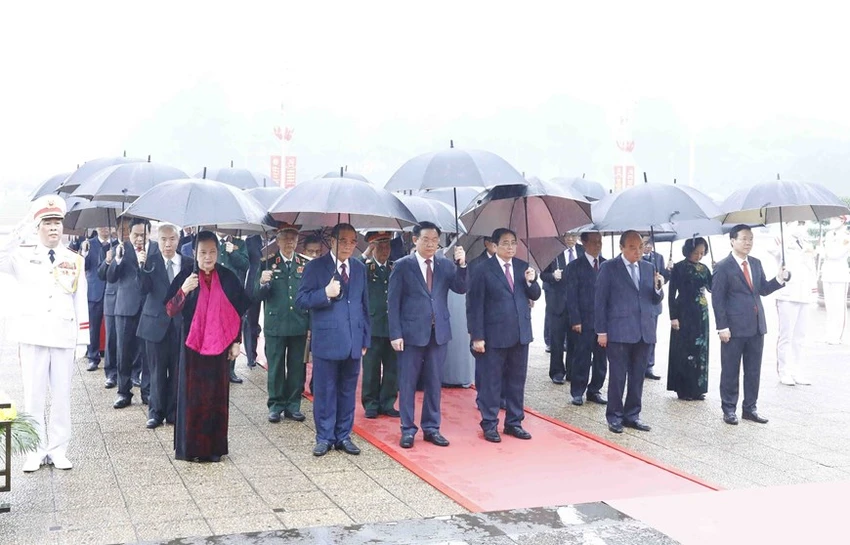 Đoàn đại biểu các lãnh đạo Đảng và Nhà nước tưởng niệm Chủ tịch Hồ Chí Minh. Ảnh: TTXVN