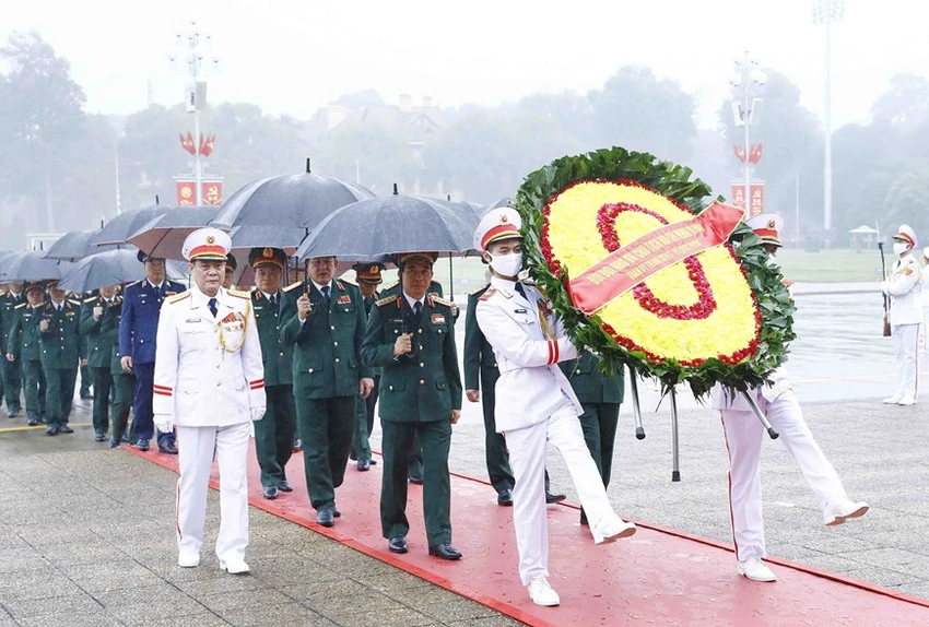 Đoàn đại biểu Quân ủy Trung ương, Bộ Quốc phòng đặt vòng hoa, vào Lăng viếng Chủ tịch Hồ Chí Minh. Ảnh: TTXVN