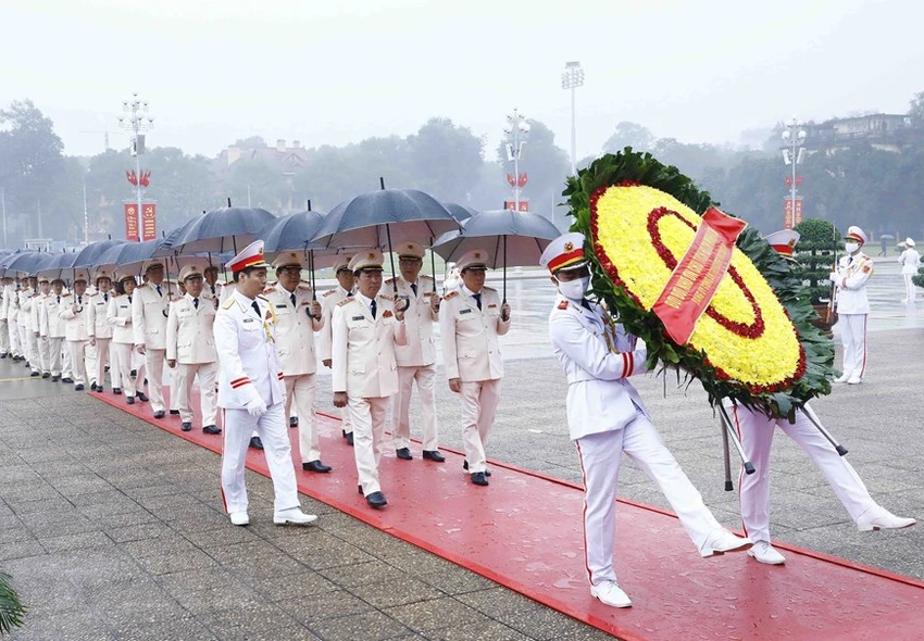Đoàn đại biểu Đảng ủy Công an Trung ương, Bộ Công an đặt vòng hoa, vào Lăng viếng Chủ tịch Hồ Chí Minh. Ảnh: TTXVN