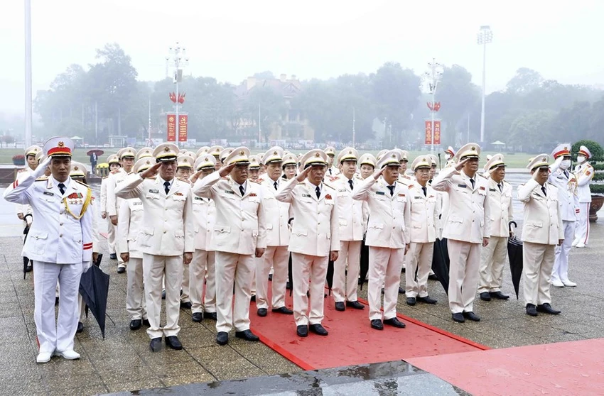 Đoàn đại biểu Đảng ủy Công an Trung ương, Bộ Công an tưởng niệm Chủ tịch Hồ Chí Minh. Ảnh: TTXVN