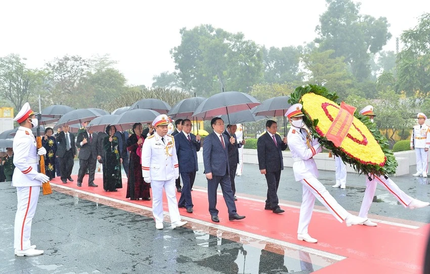 Các lãnh đạo, nguyên lãnh đạo Đảng, Nhà nước đến đặt vòng hoa tưởng niệm các Anh hùng, liệt sĩ. Ảnh: TTXVN