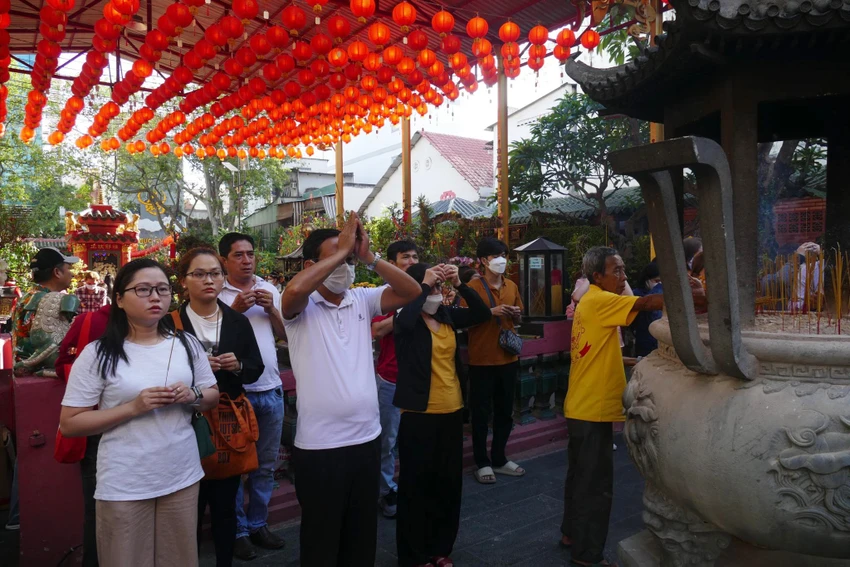 Tại chùa Ngọc Hoàng, từ sáng sớm đã có rất đông người đến để cầu mong sức khoẻ, may mắn trong năm mới cho bản thân, gia đình. Ảnh: NY Tại chùa Ngọc Hoàng, từ sáng sớm đã có rất đông người đến để cầu mong sức khoẻ, may mắn trong năm mới cho bản thân, gia đình. Ảnh: NY