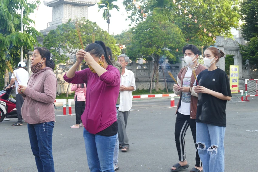 Nhiều người dân đang thành tâm cầu nguyện bình an. Ảnh: NY Nhiều người dân đang thành tâm cầu nguyện bình an. Ảnh: NY