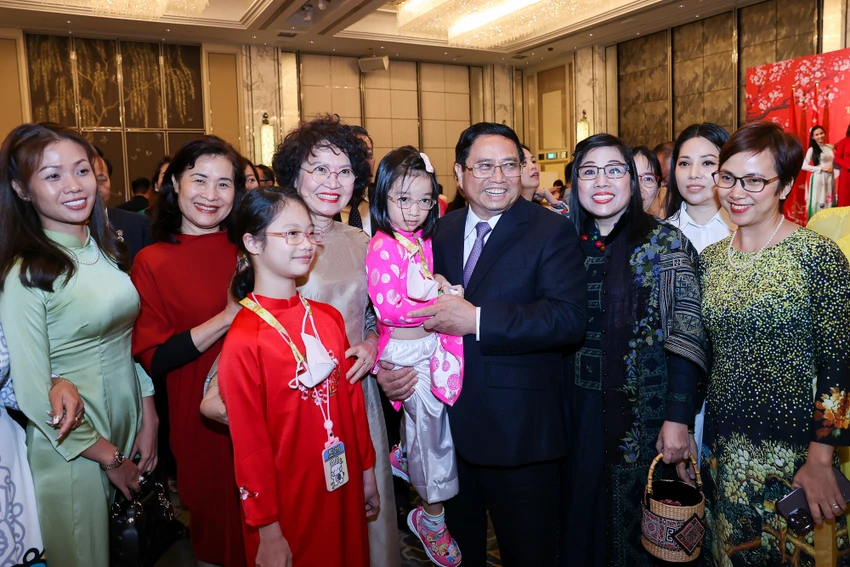 Thủ tướng Phạm Minh Chính và phu nhân cùng bà con kiều bào tại Singapore. Ảnh: VGP Thủ tướng Phạm Minh Chính và phu nhân cùng bà con kiều bào tại Singapore. Ảnh: VGP