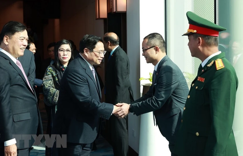Cán bộ, nhân viên Đại sứ quán, cộng đồng người Việt Nam đón Thủ tướng và phu nhân tại sân bay Changi. Ảnh: TTXVN Cán bộ, nhân viên Đại sứ quán, cộng đồng người Việt Nam đón Thủ tướng và phu nhân tại sân bay Changi. Ảnh: TTXVN