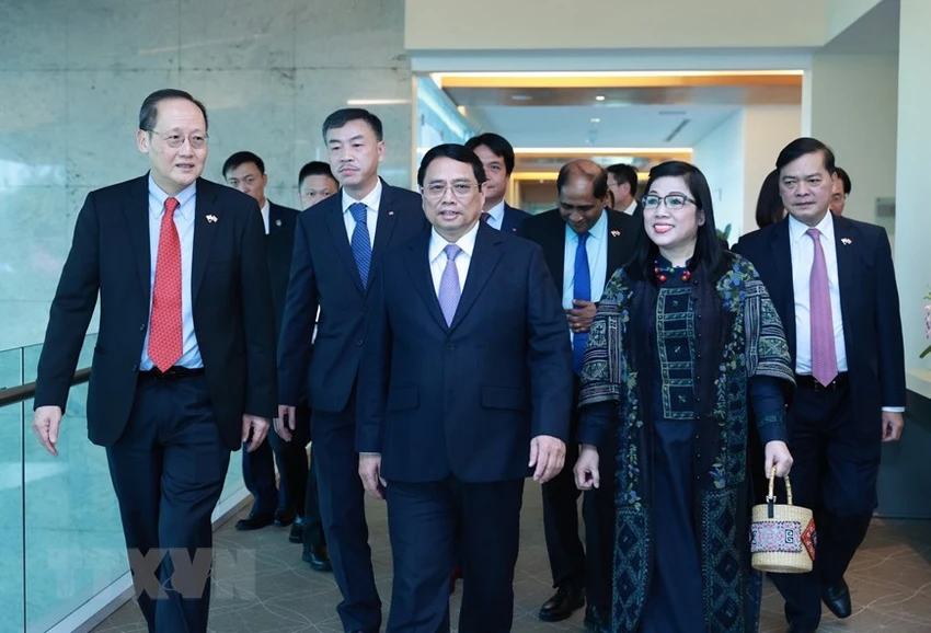 Cán bộ, nhân viên Đại sứ quán, cộng đồng người Việt Nam đón Thủ tướng và phu nhân tại sân bay Changi. Ảnh: TTXVN Cán bộ, nhân viên Đại sứ quán, cộng đồng người Việt Nam đón Thủ tướng và phu nhân tại sân bay Changi. Ảnh: TTXVN