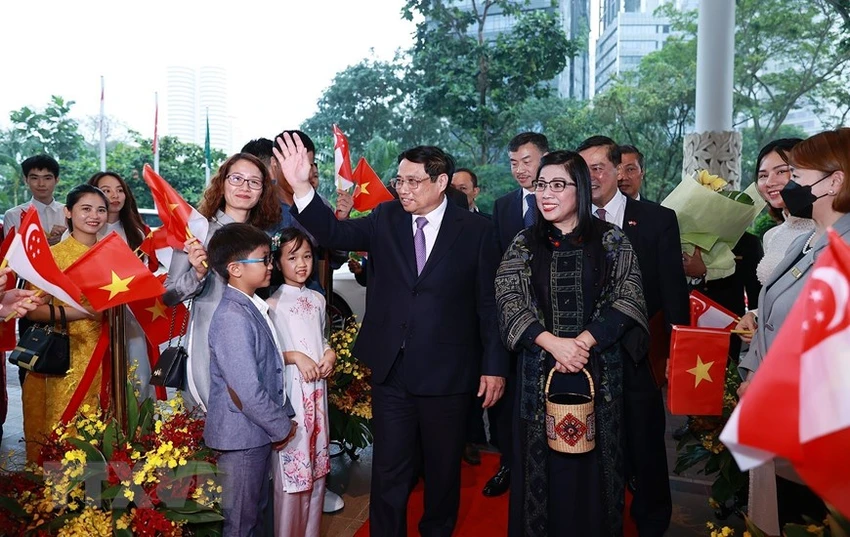 Cộng đồng người Việt Nam tại Singapore chào đón Thủ tướng và Phu nhân cùng Đoàn đại biểu cấp cao Việt Nam. Ảnh: TTXVN Cộng đồng người Việt Nam tại Singapore chào đón Thủ tướng và Phu nhân cùng Đoàn đại biểu cấp cao Việt Nam. Ảnh: TTXVN