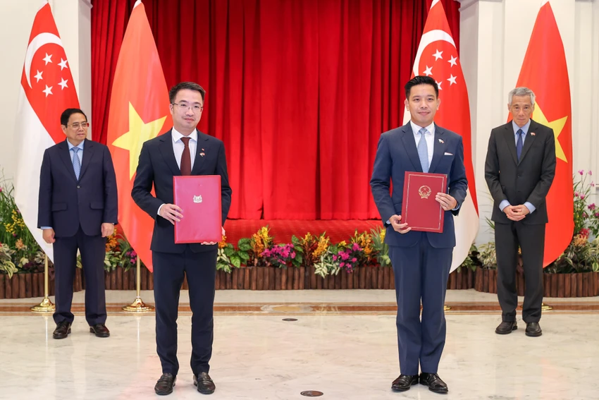 Ông Nguyễn Tường Lâm, Phó Chủ nhiệm Thường trực Ủy ban Quốc gia về thanh niên, Bí thư Trung ương Đoàn Thanh niên Cộng sản Hồ Chí Minh và ông Alvin Tan, Quốc Vụ khanh Bộ Văn hóa, Cộng đồng và Thanh niên, Phó Chủ tịch Hội đồng Thanh niên quốc gia Singapore ký Bản ghi nhớ về hợp tác thanh niên giữa Ủy ban Quốc gia về thanh niên Việt Nam và Hội đồng Thanh niên quốc gia Singapore. Ảnh: VGP Ông Nguyễn Tường Lâm, Phó Chủ nhiệm Thường trực Ủy ban Quốc gia về thanh niên, Bí thư Trung ương Đoàn Thanh niên Cộng sản Hồ Chí Minh và ông Alvin Tan, Quốc Vụ khanh Bộ Văn hóa, Cộng đồng và Thanh niên, Phó Chủ tịch Hội đồng Thanh niên quốc gia Singapore ký Bản ghi nhớ về hợp tác thanh niên giữa Ủy ban Quốc gia về thanh niên Việt Nam và Hội đồng Thanh niên quốc gia Singapore. Ảnh: VGP