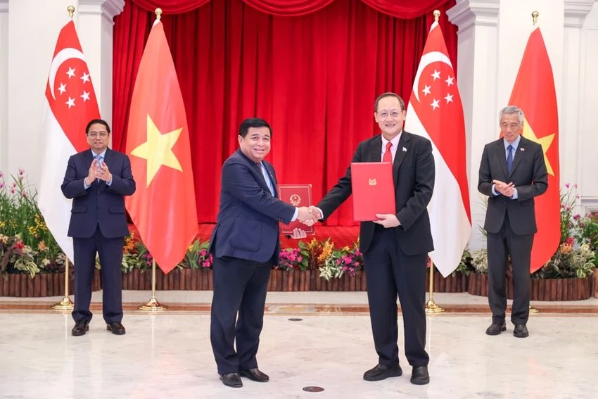 Thủ tướng Phạm Minh Chính cùng Thủ tướng Singapore Lý Hiển Long chứng kiến lễ trao đổi Bản ghi nhớ giữa hai Chính phủ về việc thiết lập Quan hệ Đối tác kinh tế số-kinh tế xanh giữa Việt Nam và Singapore được ký kết bởi Bộ trưởng Bộ KH&ĐT Nguyễn Chí Dũng và Bộ trưởng thứ hai Bộ Công Thương kiêm Bộ trưởng Bộ Lao động Singapore Tan See Leng. Ảnh: VGP Thủ tướng Phạm Minh Chính cùng Thủ tướng Singapore Lý Hiển Long chứng kiến lễ trao đổi Bản ghi nhớ giữa hai Chính phủ về việc thiết lập Quan hệ Đối tác kinh tế số-kinh tế xanh giữa Việt Nam và Singapore được ký kết bởi Bộ trưởng Bộ KH&ĐT Nguyễn Chí Dũng và Bộ trưởng thứ hai Bộ Công Thương kiêm Bộ trưởng Bộ Lao động Singapore Tan See Leng. Ảnh: VGP