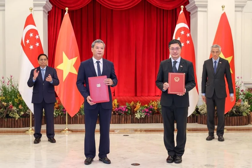 Ông Nguyễn Đình Việt, quyền Cục trưởng Cục Hàng hải Việt Nam và Cục trưởng Cục Hàng hải Singapore ký kết Bản ghi nhớ hợp tác hàng hải giữa Cục Hàng hải Việt Nam và Cơ quan Hàng hải và Cảng Singapore. Ảnh: VGP Ông Nguyễn Đình Việt, quyền Cục trưởng Cục Hàng hải Việt Nam và Cục trưởng Cục Hàng hải Singapore ký kết Bản ghi nhớ hợp tác hàng hải giữa Cục Hàng hải Việt Nam và Cơ quan Hàng hải và Cảng Singapore. Ảnh: VGP