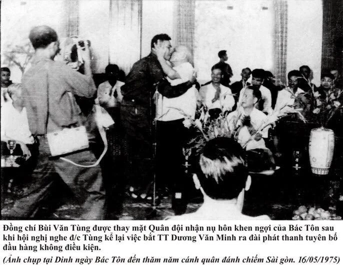 Chính ủy Bùi Tùng vinh dự được thay mặt Quân đội nhận cái hôn khen ngợi của Chủ tịch nước Tôn Đức Thắng. Ảnh: TUOITRETHUDO Chính ủy Bùi Tùng vinh dự được thay mặt Quân đội nhận cái hôn khen ngợi của Chủ tịch nước Tôn Đức Thắng. Ảnh: TUOITRETHUDO