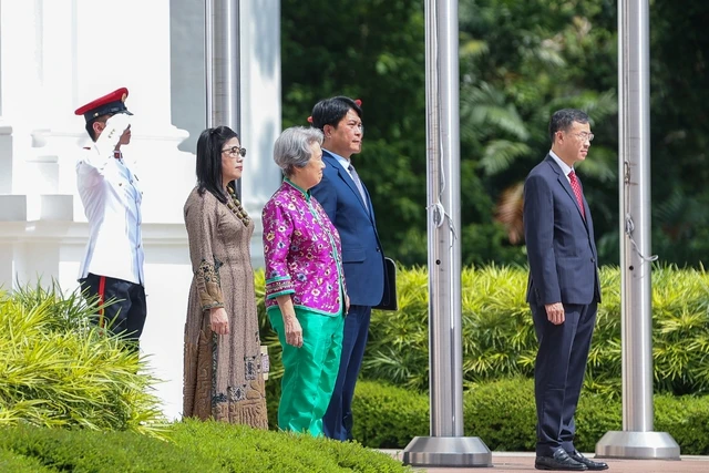 Chuyến thăm chính thức Singapore của Thủ tướng Phạm Minh Chính và Phu nhân, cùng đoàn đại biểu cấp cao Việt Nam diễn ra trong bối cảnh quan hệ Đối tác Chiến lược Việt Nam-Singapore đang phát triển mạnh mẽ. Ảnh: VGP Chuyến thăm chính thức Singapore của Thủ tướng Phạm Minh Chính và Phu nhân, cùng đoàn đại biểu cấp cao Việt Nam diễn ra trong bối cảnh quan hệ Đối tác Chiến lược Việt Nam-Singapore đang phát triển mạnh mẽ. Ảnh: VGP