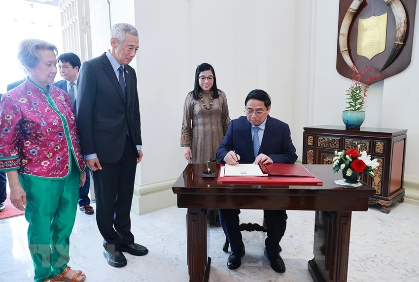 Thủ tướng Phạm Minh Chính ký sổ lưu niệm. Ảnh: TTXVN Thủ tướng Phạm Minh Chính ký sổ lưu niệm. Ảnh: TTXVN